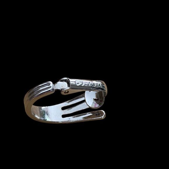 Vintage 1980 Avon Clip Hoop Earrings Gentle Contour Silver Tone with Box NEW - Picture 3 of 6